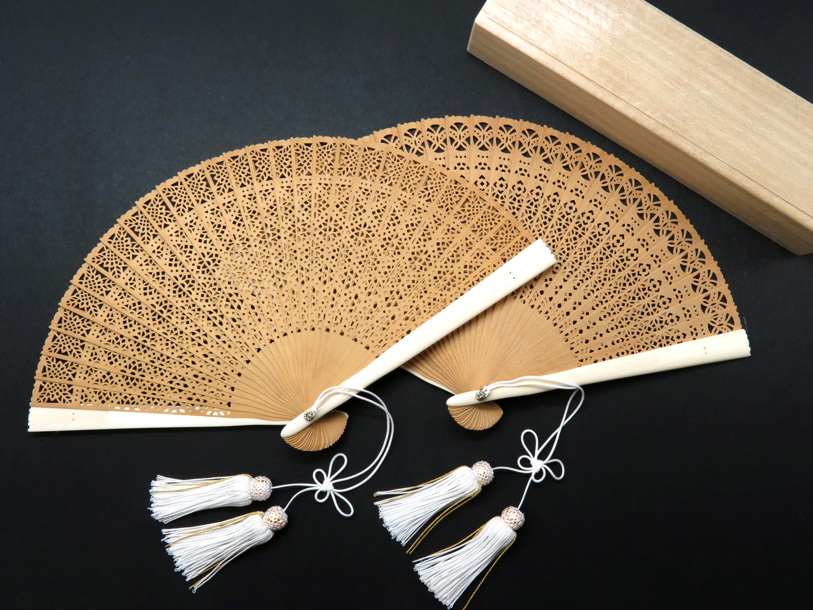 白檀扇子 中国工芸品 木製透かし扇子