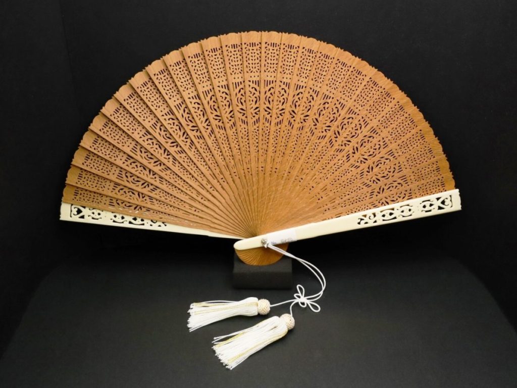 白檀扇子透かし彫り 桐箱付き種類その他中国雑貨伝統工芸 - 工芸品